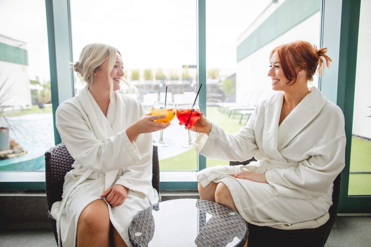 Two People cheers cocktails at a spa