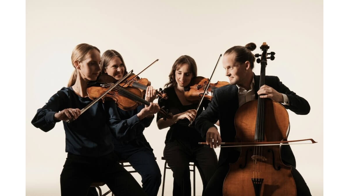 Dudok Quartet playing their instruments