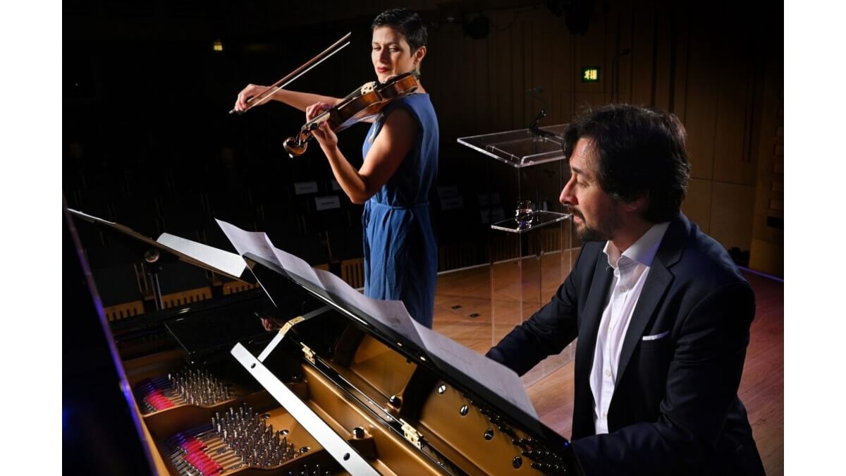 Tom Poster & Elena Urioste playing their instruments on stage