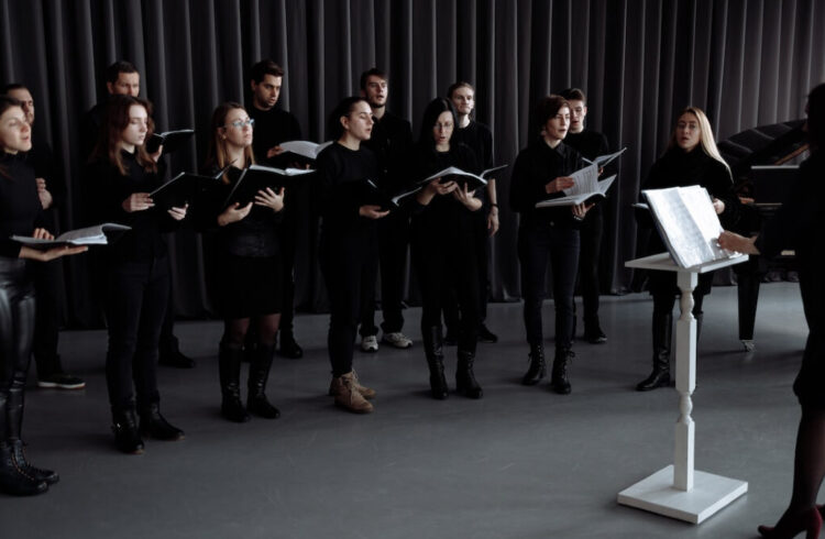 A conductor and the choir made up of men and women