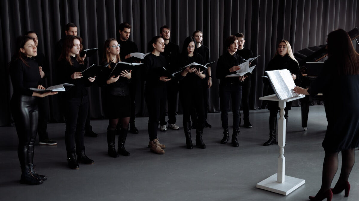 A conductor and the choir made up of men and women