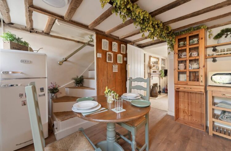 'Hopped cottage' kitchen with dining table and chairs